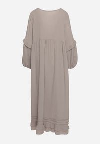 Born2be - Ciemnobeżowa Bawełniana Muślinowa Sukienka Ozdobiona Falbanką Perisea. Okazja: na co dzień. Typ kołnierza: dekolt w kształcie V. Kolor: beżowy. Materiał: bawełna. Wzór: aplikacja. Typ sukienki: proste. Styl: casual #4