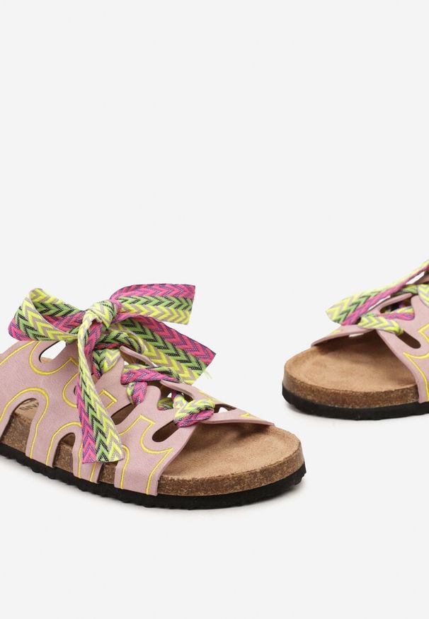Born2be - Różowe Klapki z Wycięciami i Ozdobną Tasiemką Reddia. Kolor: różowy. Styl: boho