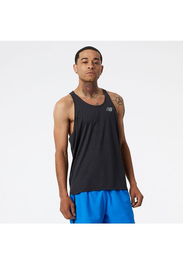 Koszulka New Balance MT21260BK – czarna. Kolor: czarny. Materiał: poliester, materiał. Długość: krótkie. Sezon: lato. Sport: fitness
