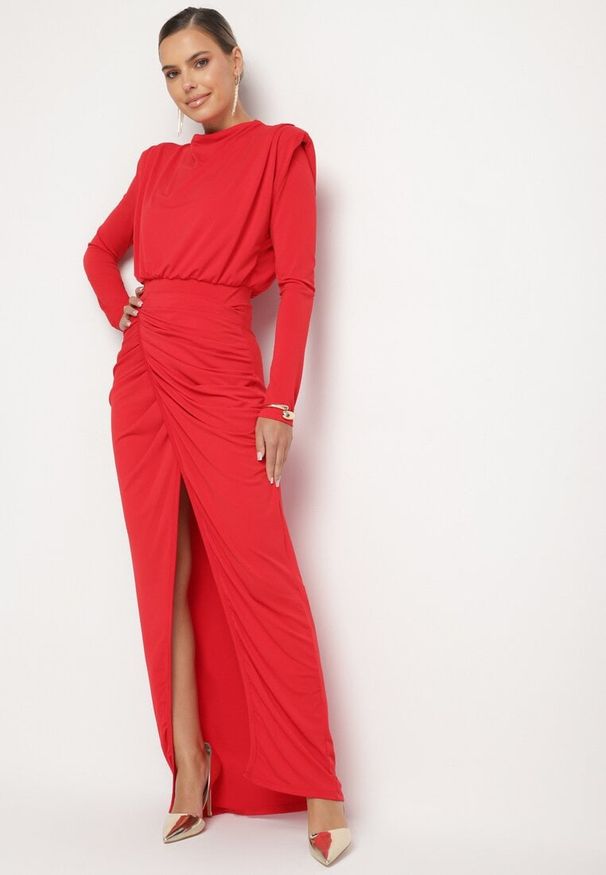 Born2be - Czerwona Koktajlowa Sukienka o Dopasowanym Kroju z Marszczeniem Besiel. Kolor: czerwony. Styl: wizytowy