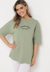 Born2be - Jasnozielony T-shirt Oversize z Bawełny z Dużym Nadrukiem Kestrella. Kolor: zielony. Materiał: bawełna. Wzór: nadruk. Styl: elegancki