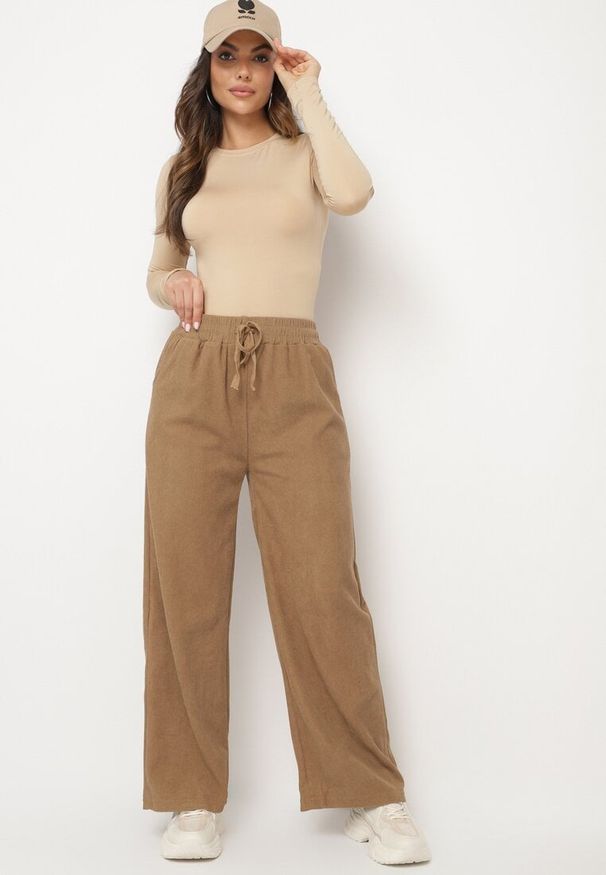 Born2be - Ciemnobeżowe Szerokie Spodnie z Wysokim Stanem Wiązane Sznurkiem Cosetta. Okazja: na co dzień. Stan: podwyższony. Kolor: beżowy. Styl: elegancki, casual