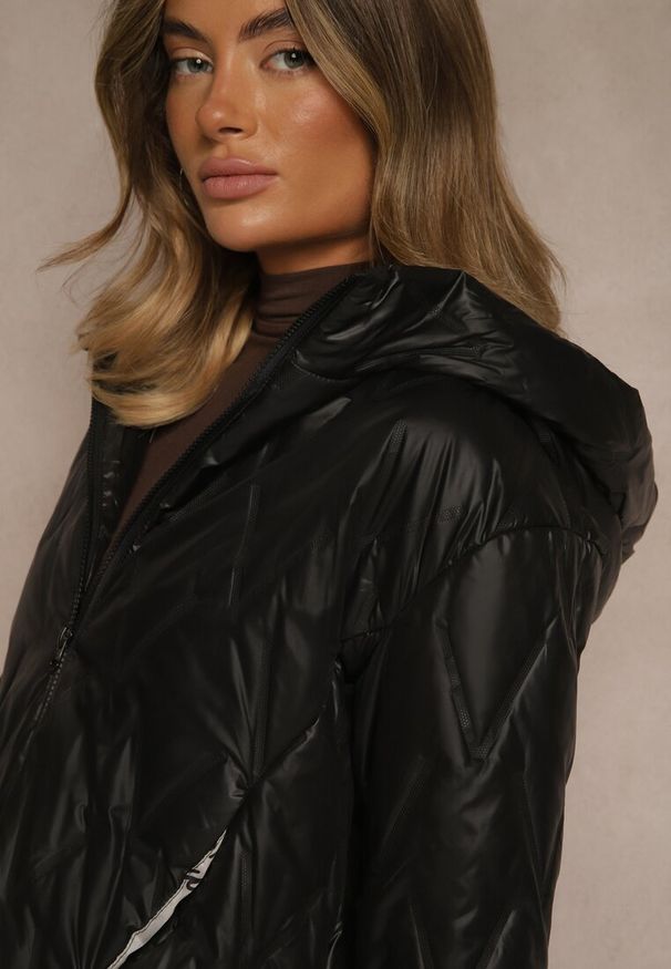 Renee - Czarna Pikowana Kurtka o Pudełkowym Fasonie z Warstwowymi Rękawami Liotire. Okazja: na co dzień. Kolor: czarny. Materiał: dzianina, jeans. Sezon: jesień. Styl: casual