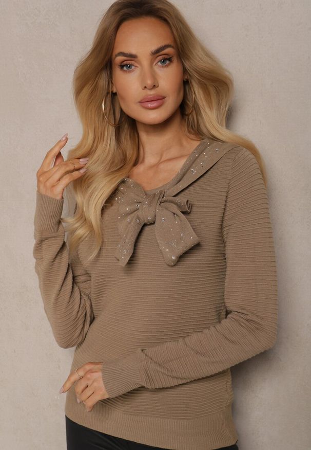 Renee - Ciemnobeżowy Sweter z Prążkowanej Dzianiny z Wiskozą Ozdobiony Cyrkoniami i Wiązaniem Tintorinae. Okazja: na co dzień. Kolor: beżowy. Materiał: wiskoza, dzianina, prążkowany. Długość rękawa: długi rękaw. Długość: długie. Wzór: aplikacja. Styl: elegancki, casual