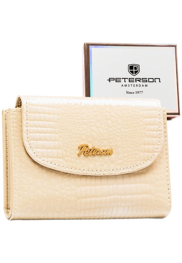 Poziomy, beżowy portfel damski ze skóry ekologicznej z tłoczeniem na wzór skóry krokodyla - Peterson. Kolor: beżowy. Materiał: skóra ekologiczna. Wzór: aplikacja