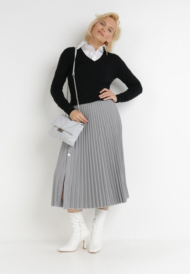 Born2be - Czarny Sweter Ianthine. Typ kołnierza: dekolt w serek. Kolor: czarny. Materiał: jeans. Długość rękawa: długi rękaw. Długość: długie. Styl: klasyczny
