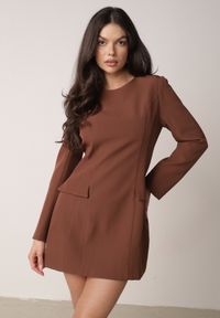 Born2be - Brązowa Elegancka Sukienka VICES o Trapezowym Kroju z Imitacją Kieszeni Amaliete. Okazja: na spotkanie biznesowe. Kolor: brązowy. Typ sukienki: trapezowe. Styl: elegancki #2