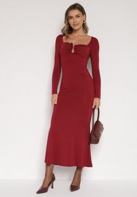 Born2be - Bordowa Koktajlowa Sukienka z Wiskozą i Metaliczną Ozdobą Refare. Okazja: na imprezę. Kolor: czerwony. Materiał: wiskoza. Wzór: aplikacja. Styl: wizytowy #7