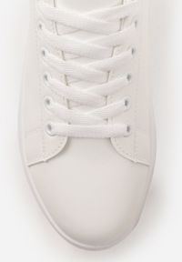 Born2be - Białe Sznurowane Sneakersy o Klasycznym Fasonie na Grubej Podeszwie Cataria. Okazja: na co dzień, na spotkanie biznesowe. Zapięcie: sznurówki. Kolor: biały. Materiał: jeans, bawełna #7
