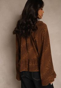 Renee - Brązowa Bluzka w Panterkę z Szerokimi Rękawami Zdobiona Falbankami Enntia. Okazja: na spacer, na co dzień. Typ kołnierza: kołnierz z falbankami. Kolor: brązowy. Materiał: jeans. Wzór: aplikacja, motyw zwierzęcy. Styl: elegancki, casual #5