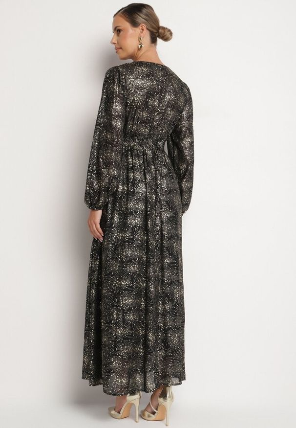 Born2be - Czarna Sukienka o Rozkloszowanym Kroju z Gumką w Talii Zdobiona Metalicznym Nadrukiem Venalenne. Typ kołnierza: dekolt w kształcie V. Kolor: czarny. Materiał: skóra. Wzór: aplikacja, nadruk. Typ sukienki: rozkloszowane. Styl: elegancki