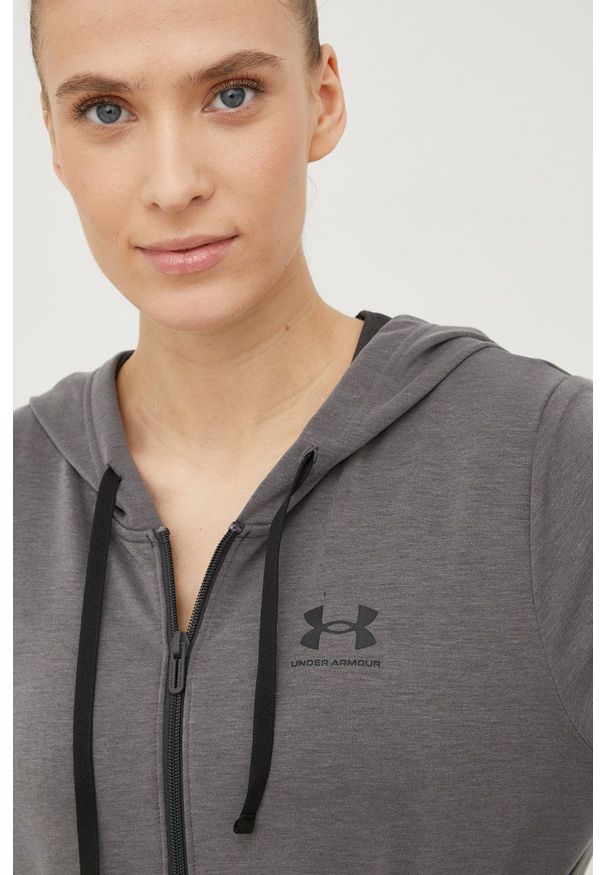 Under Armour bluza 1369853 damska kolor szary z kapturem z nadrukiem. Typ kołnierza: kaptur. Kolor: szary. Wzór: nadruk