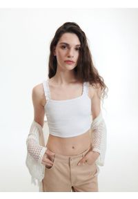 Reserved - Prążkowany crop top - biały. Kolor: biały. Materiał: prążkowany