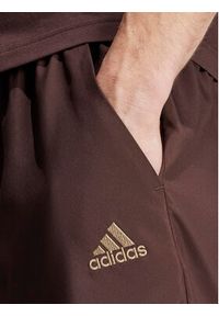 Adidas - adidas Szorty sportowe AEROREADY Essentials Chelsea Small Logo IW7697 Brązowy Regular Fit. Kolor: brązowy. Materiał: syntetyk. Styl: sportowy #3