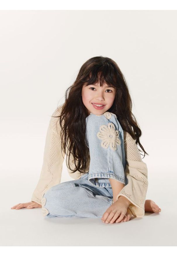 Reserved - Jeansy straight z aplikacjami - niebieski. Kolor: niebieski. Wzór: aplikacja