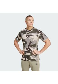 Adidas - Koszulka Train Essentials Camo Allover Print. Kolor: szary. Materiał: materiał. Wzór: nadruk. Sport: fitness #1