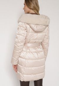 Born2be - Beżowa Długa Kurtka Ozdobiona Pikowaniem z Nieodpinanym Kapturem i Paskiem Lidaveia. Okazja: na co dzień. Kolor: beżowy. Materiał: jeans. Długość: długie. Wzór: aplikacja. Styl: klasyczny, casual, elegancki #3