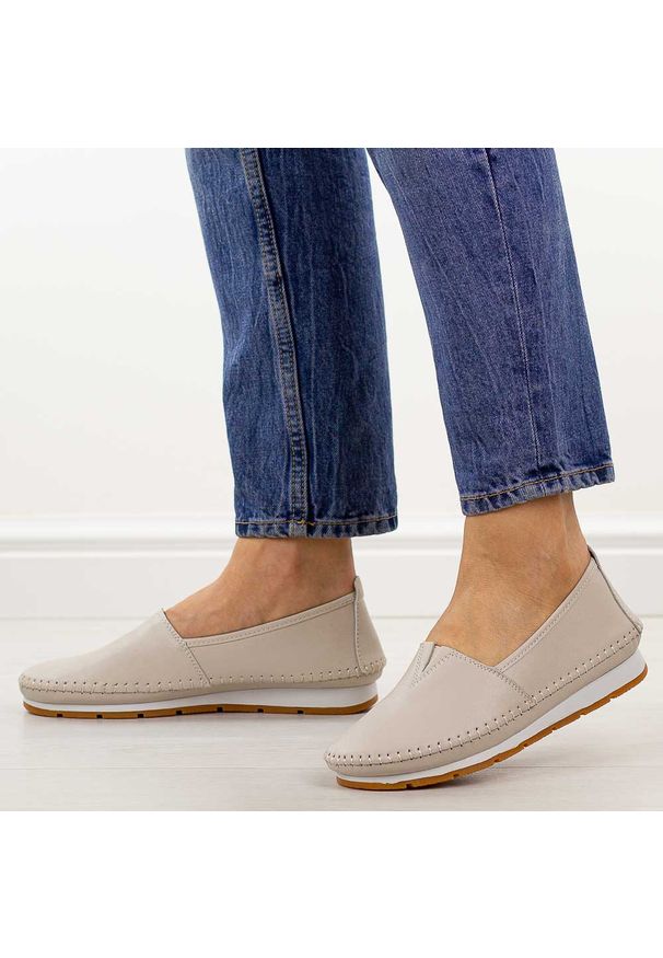 Beżowe skórzane półbuty damskie S.Barski 7051. Okazja: na spacer, na co dzień. Kolor: beżowy. Materiał: skóra. Szerokość cholewki: normalna. Sezon: wiosna, jesień, lato. Styl: casual, klasyczny