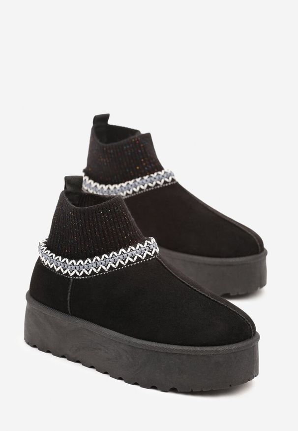 Renee - Czarne Śniegowce na Platformie Ozdobione Haftem i Elastyczną Cholewką Izaleen. Okazja: na co dzień. Nosek buta: okrągły. Kolor: czarny. Szerokość cholewki: normalna. Wzór: aplikacja, haft. Materiał: syntetyk, nubuk, jeans, wełna, futro. Sezon: zima. Obcas: na platformie. Styl: casual, klasyczny. Wysokość obcasa: średni