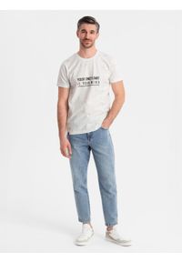 Ombre Clothing - Męski t-shirt z nadrukiem i okrągłym dekoltem – biały V1 - Rozmiar: XL. Okazja: na co dzień. Kolor: biały. Materiał: bawełna, materiał, dzianina. Długość rękawa: krótki rękaw. Długość: krótkie. Wzór: nadruk. Styl: sportowy, casual