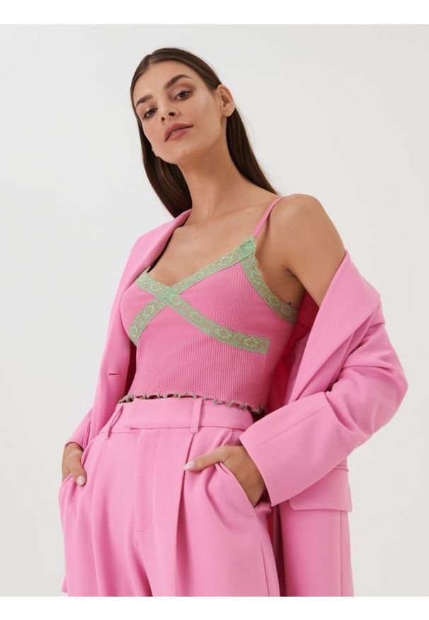 Sinsay - Crop top na ramiączkach - różowy. Kolor: różowy. Materiał: bawełna, włókno, prążkowany, koronka. Długość rękawa: na ramiączkach. Wzór: koronka