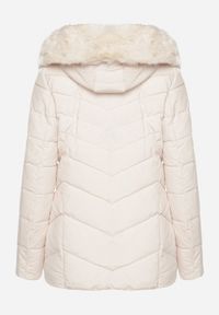 Born2be - Jasnobeżowa Pikowana Kurtka z Odpinanym Kapturem z Futerkiem Zinmora. Okazja: na co dzień. Kolor: beżowy. Materiał: futro. Długość rękawa: długi rękaw. Długość: długie. Sezon: zima. Styl: klasyczny, casual, elegancki #2