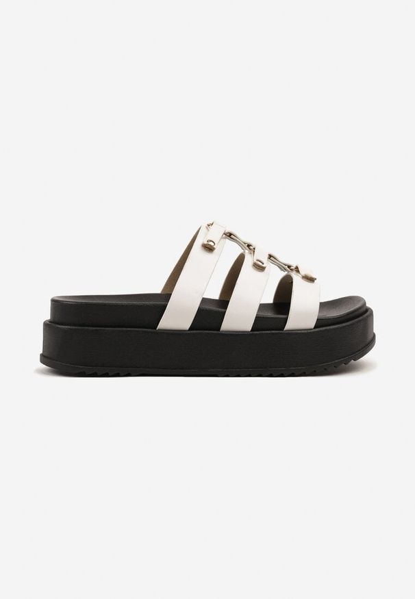 Born2be - Białe Klapki na Grubej Podeszwie z Metalicznymi Zdobieniami Damilene. Okazja: na co dzień. Kolor: biały. Materiał: jeans. Wzór: aplikacja. Styl: casual