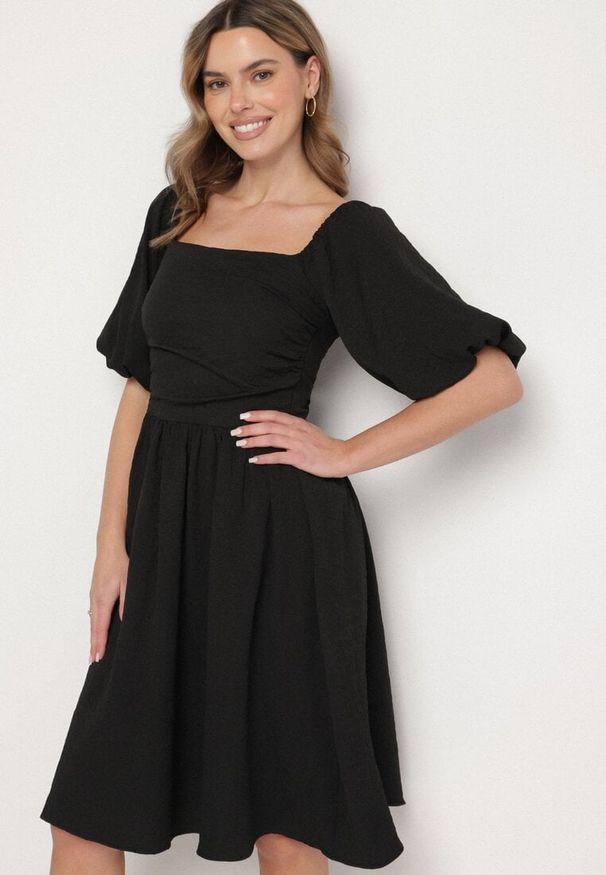 Born2be - Czarna Sukienka o Rozkloszowanym Kroju z Bufiastymi Rękawami Maradora. Okazja: na co dzień. Typ kołnierza: dekolt kwadratowy. Kolor: czarny. Styl: casual