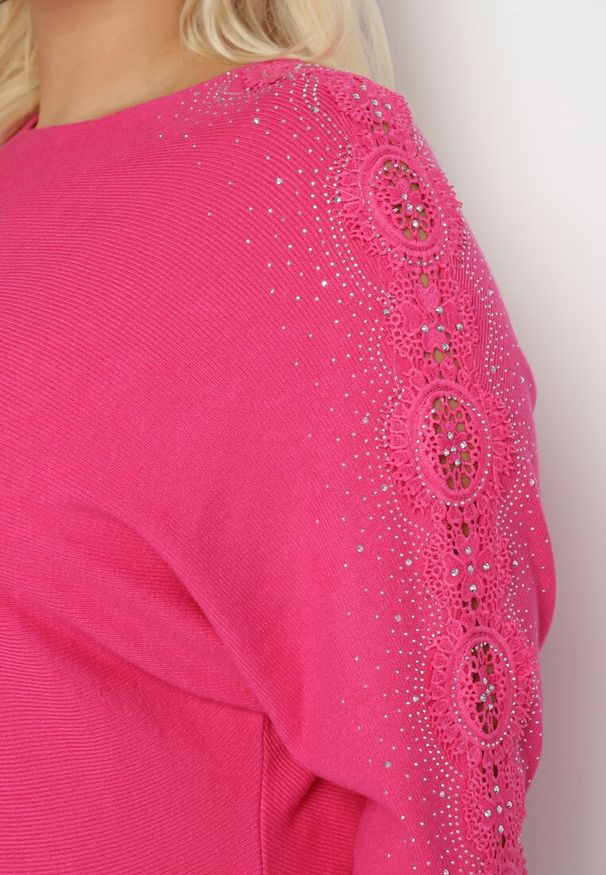 Born2be - Fuksjowa Bluzka z Bawełną i Wiskozą z Rękawami Typu Nietoperz Ozdobiona Cyrkoniami Jovilena. Okazja: na co dzień, na spotkanie biznesowe. Kolor: różowy. Materiał: bawełna, wiskoza. Długość: długie. Wzór: aplikacja. Styl: biznesowy, casual