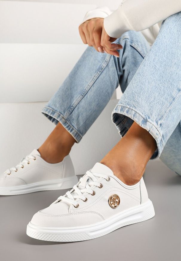 Renee - Białe Sneakersy Skórzane Ozdobione Aplikacją Tiramia. Okazja: na co dzień. Kolor: biały. Materiał: skóra. Wzór: aplikacja. Obcas: na płaskiej podeszwie