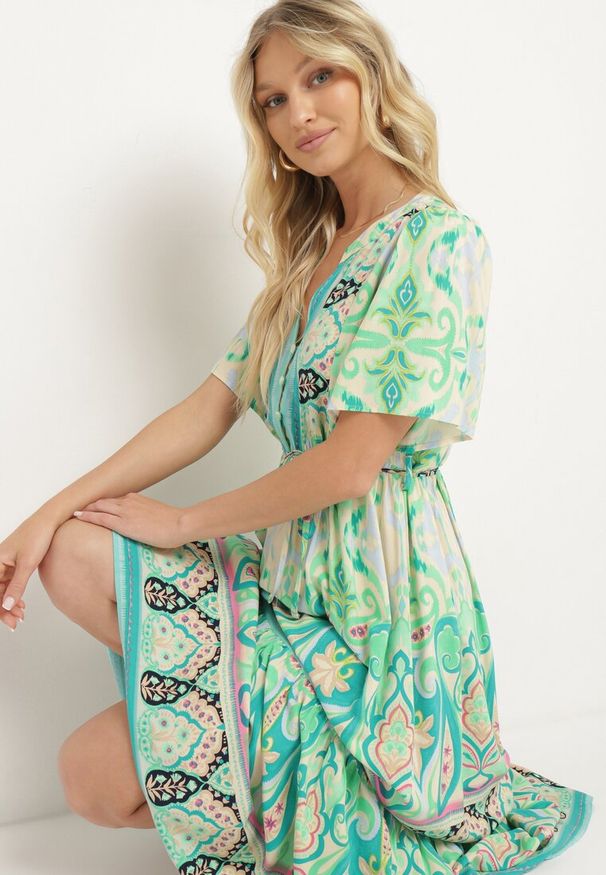 Born2be - Zielona Wiskozowa Sukienka Boho Zapinana na Guziki z Materiałowym Paskiem w Talii Dimovana. Okazja: na co dzień. Typ kołnierza: dekolt w serek. Kolor: zielony. Materiał: materiał, wiskoza. Długość rękawa: krótki rękaw. Wzór: aplikacja. Typ sukienki: proste. Styl: boho