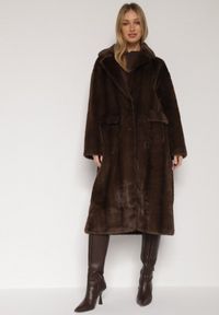 Born2be - Brązowy Płaszcz Futerko o Kroju Oversize z Kieszeniami z Klapami Namys. Okazja: na co dzień, na randkę, na spacer. Kolor: brązowy. Materiał: futro. Styl: casual #1
