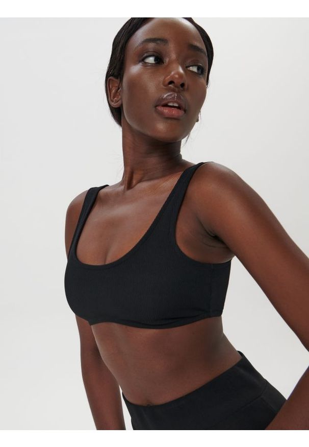 Sinsay - Crop top w prążki - czarny. Kolor: czarny. Materiał: prążkowany, materiał. Wzór: prążki