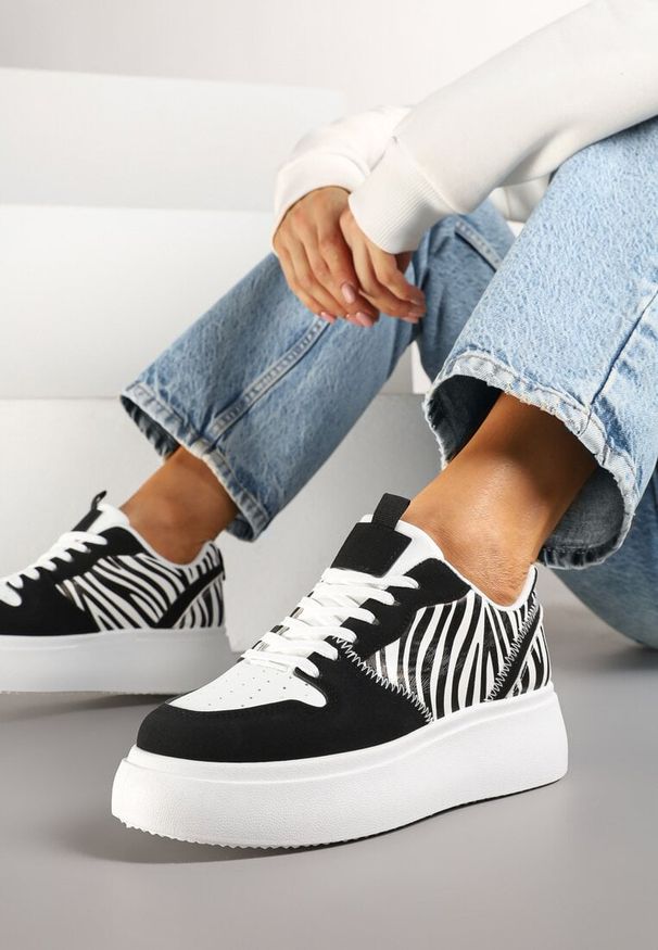 Born2be - Czarno-Białe Sneakersy na Platformie z Ozdobnymi Przeszyciami Perforacją i Printem w Zeberkę Senaleira. Okazja: na co dzień. Zapięcie: sznurówki. Kolor: czarny. Materiał: jeans. Wzór: nadruk. Obcas: na platformie