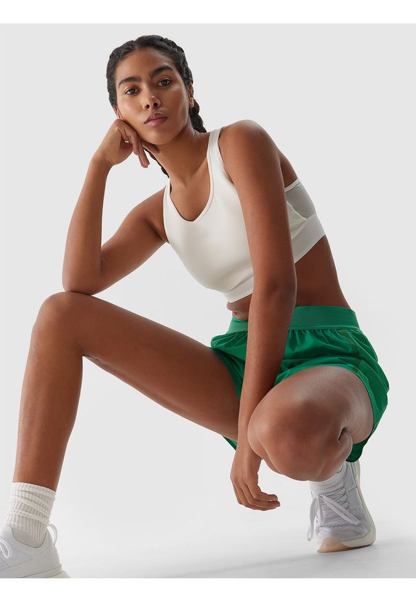 4f - 4F Top do biegania szybkoschnący damski - złamana biel XL. Kolor: biały. Materiał: dzianina, elastan, włókno, syntetyk, materiał. Długość rękawa: na ramiączkach. Długość: krótkie. Wzór: gładki, jednolity, ze splotem. Sport: fitness, bieganie