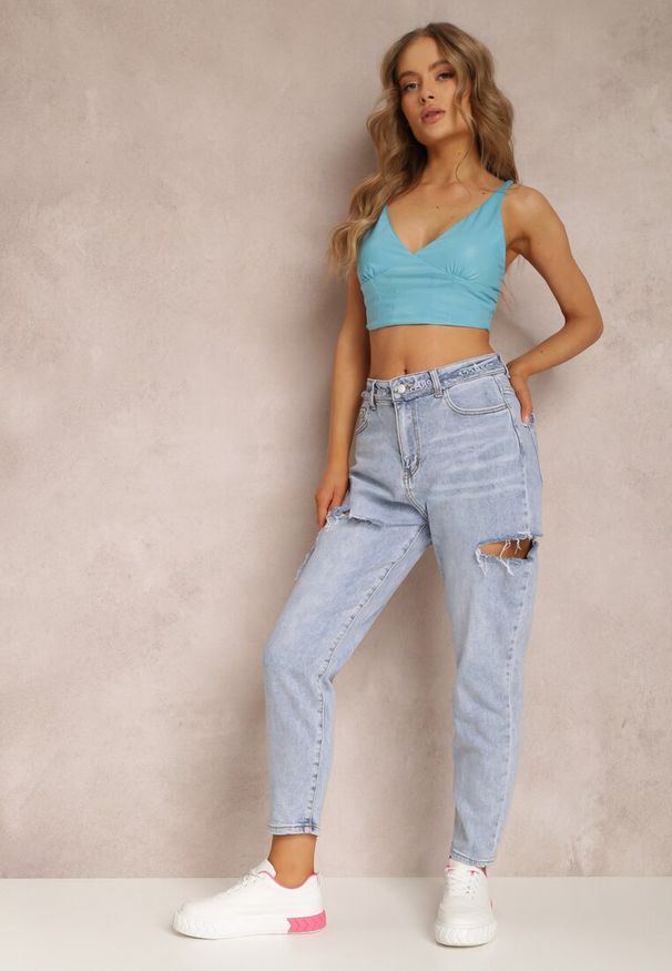 Renee - Jasnoniebieskie Jeansy Mom Fit Alceda. Stan: podwyższony. Kolor: niebieski. Długość: krótkie. Wzór: aplikacja. Sezon: lato. Styl: klasyczny