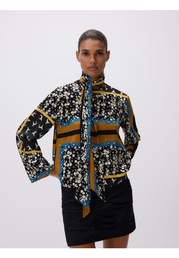 Reserved - Wzorzysta bluzka z wiązaniem - wielobarwny. Materiał: wiskoza