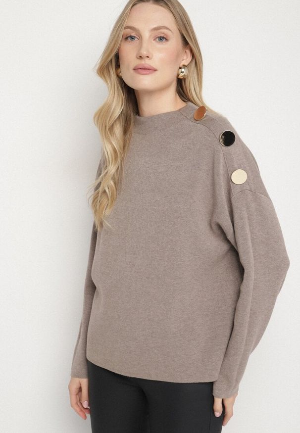 Born2be - Beżowy Sweter Ozdobiony Metalicznymi Guzikami Amentia. Typ kołnierza: golf. Kolor: beżowy. Materiał: jeans. Wzór: aplikacja. Styl: klasyczny