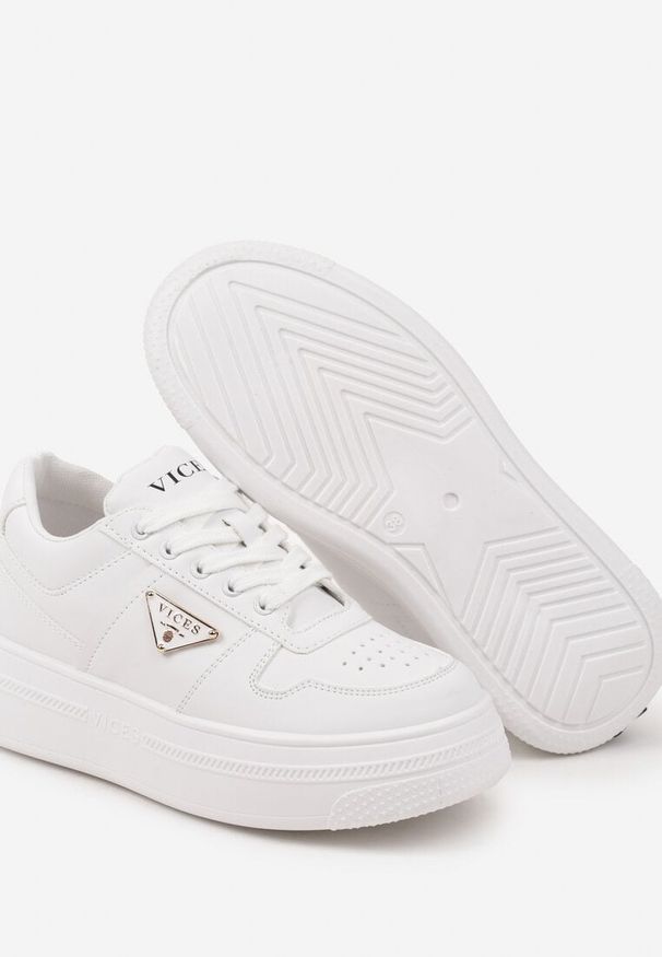 Born2be - Białe Sneakersy Vices na Grubej Podeszwie z Geometryczną Ozdobą i Perforacją Karvesa. Okazja: na co dzień. Kolor: biały. Materiał: jeans. Wzór: aplikacja, geometria