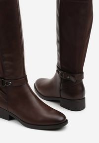 Born2be - Brązowe Kozaki Typu Bikery z Klamrami Tiovelda. Okazja: na co dzień. Zapięcie: klamry. Kolor: brązowy. Materiał: skóra. Styl: casual, elegancki #5