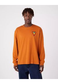 Wrangler - WRANGLER CHEST LOGO TEE MĘSKI LONGSLEEVE KOSZULKA Z DŁUGIM RĘKAWEM NUTMEG BROWN W7BKEEH02. Długość rękawa: długi rękaw. Długość: długie