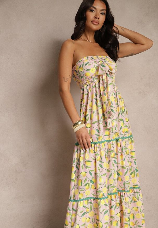 Renee - Różowa Sukienka Ozdobiona Kokardą i Motywem Cytryn Galionea. Okazja: na co dzień. Typ kołnierza: kokarda. Kolor: różowy. Wzór: aplikacja. Sezon: wiosna, lato. Typ sukienki: proste. Styl: casual