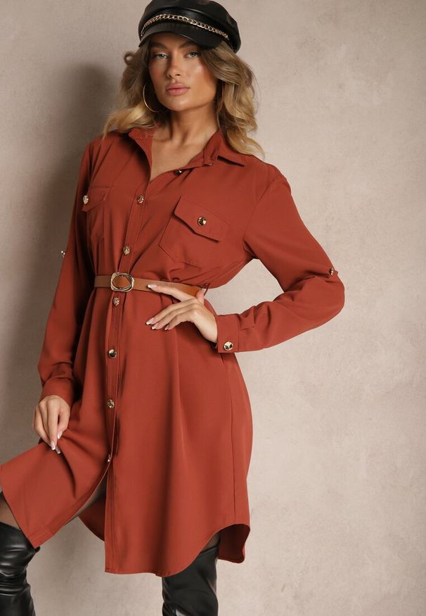 Renee - Brązowa Koszulowa Sukienka Ozdobiona Paskiem i Rękawem z Regulacją Esaviona. Okazja: na co dzień. Kolor: brązowy. Materiał: jeans. Wzór: aplikacja. Typ sukienki: koszulowe. Styl: casual, elegancki