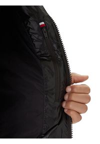 TOMMY HILFIGER - Tommy Hilfiger Kurtka puchowa MW0MW40617 Czarny Regular Fit. Kolor: czarny. Materiał: syntetyk #4