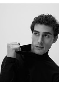 Reserved - Bawełniany longsleeve z golfem - czarny. Typ kołnierza: golf. Kolor: czarny. Materiał: bawełna. Długość rękawa: długi rękaw #1