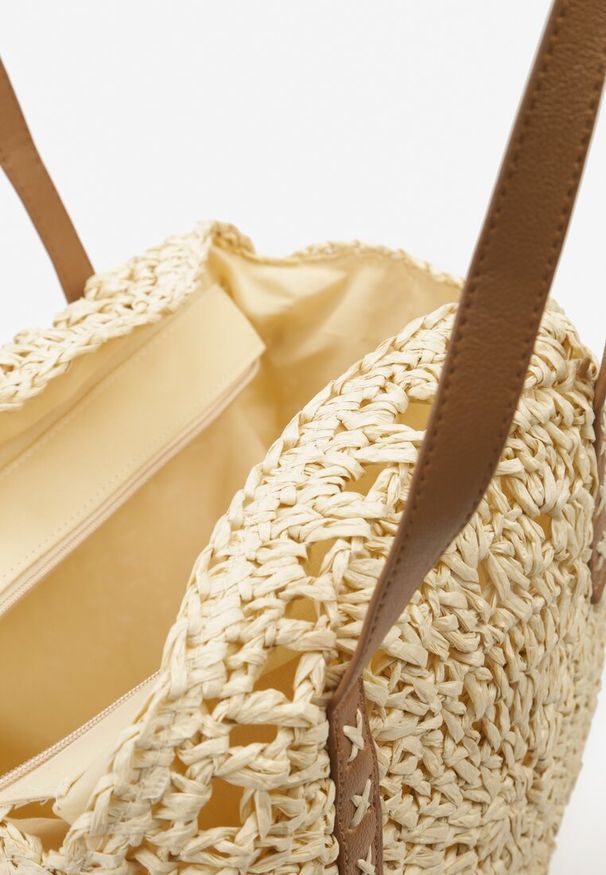 Born2be - Jasnobeżowa Torebka Pleciona w Stylu Boho o Półokrągłym Fasonie na Suwak Qubi. Kolor: beżowy. Styl: boho