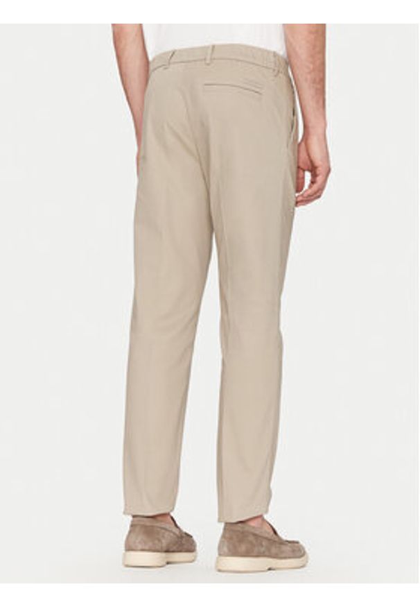 Calvin Klein Chinosy K10K114104 Beżowy Tapered Fit. Kolor: beżowy. Materiał: bawełna
