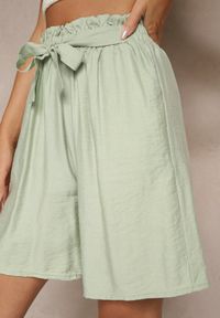 Renee - Zielone Szorty z Wiskozy High Waist Ozdobione Paskiem Lumilirae. Okazja: na co dzień. Stan: podwyższony. Kolor: zielony. Materiał: wiskoza. Wzór: aplikacja. Sezon: lato. Styl: elegancki, casual #4