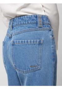 outhorn - Jeansy flare z rozszerzanymi nogawkami damskie - niebieskie. Stan: podwyższony. Kolor: niebieski. Materiał: jeans. Styl: klasyczny #6