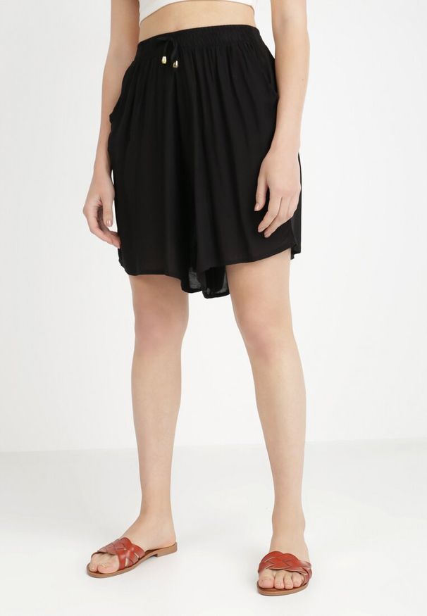 Born2be - Czarne Szorty Merella. Kolor: czarny. Materiał: tkanina, wiskoza, koronka. Długość: krótkie. Styl: sportowy